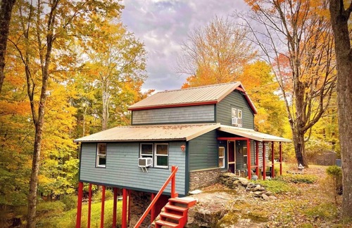 Smallwood Cabina | Chic Treehouse Cabin with Pedal Boat, Hot Tub, BBQ, Fire Pit, SUPs, & Lake Access