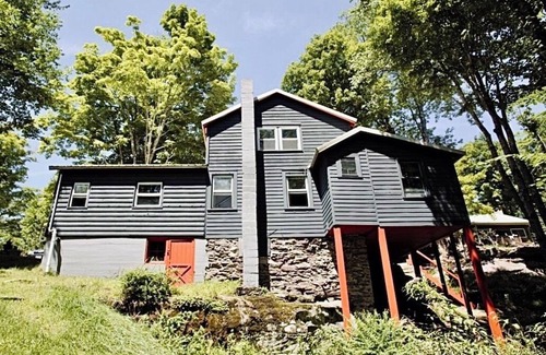 Smallwood Cabina | Chic Treehouse Cabin with Pedal Boat, Hot Tub, BBQ, Fire Pit, SUPs, & Lake Access