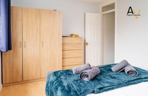 Northampton Casa | Chic Two-Bedroom House - Garden & Driveway, Ideal for Business or leisure Travellers By AV Hughes Properties