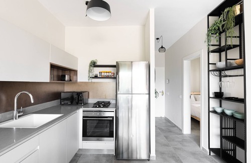 Florentin Apartamento | Chic Urban Getaway with Balcony & Mamad by Sea N Rent