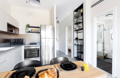 Florentin Apartamento | Chic Urban Getaway with Balcony & Mamad by Sea N Rent