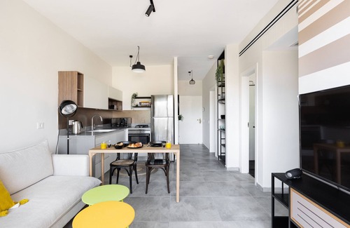 Florentin Apartamento | Chic Urban Getaway with Balcony & Mamad by Sea N Rent