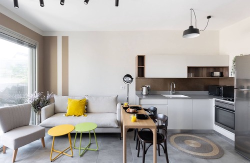 Florentin Apartamento | Chic Urban Getaway with Balcony & Mamad by Sea N Rent