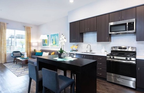Downtown Condominio | Chic Urban Living w Pool & Fire Pit at 300 Railway