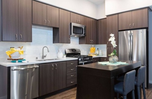 Downtown Condominio | Chic Urban Living w Pool & Fire Pit at 300 Railway