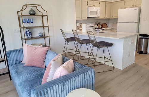 Quail Creek Condominio | Chic, well-appointed 1-bedroom poolside condo with loft