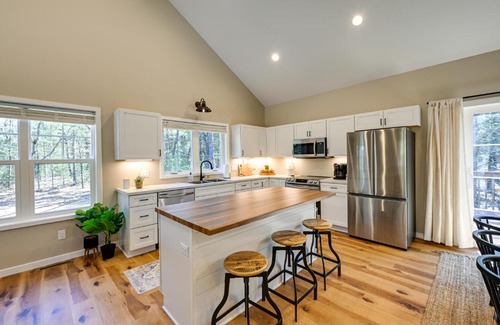 Wisconsin Dells Casa | Chic Wisconsin Retreat with Deck, Grill and Fire Pit!