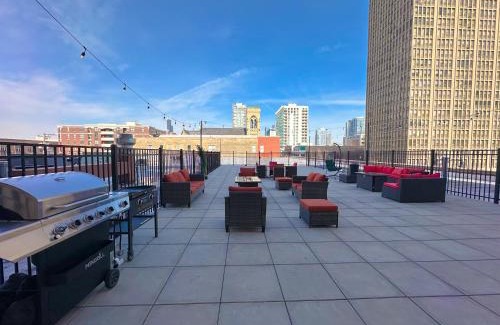Near South Side Apartamento | Chicago 2BR City Retreat with Optional Parking and Gym Access Near McCormick Place and Soldier Field