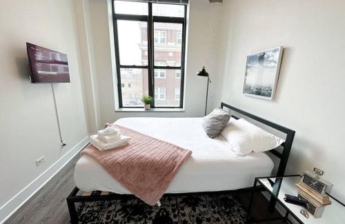 Near South Side Apartamento | Chicago 2BR City Retreat with Optional Parking and Gym Access Near McCormick Place and Soldier Field