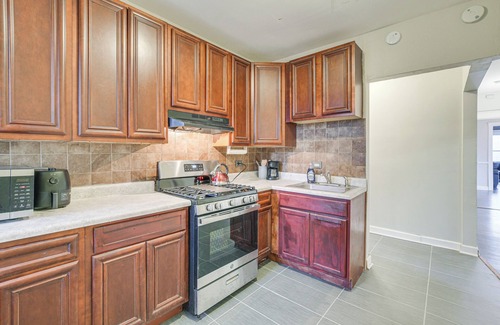 Greater Grand Crossing Apartamento | Chicago Apt 3 Mi to Lake Michigan!