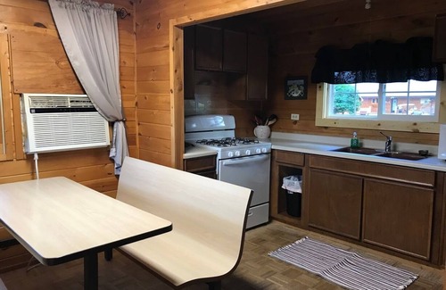 Hunter Cabina | Chief Lake Lodge Resort Cabin #9