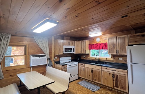 Hunter Cabina | Chief Lake Lodge Resort Cabin #9