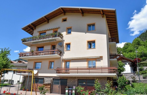 Tesero Apartamento | Apartamento vacacional "Cornon" adecuado para niños con vistas a la montaña, terraza soleada y Wi-Fi
