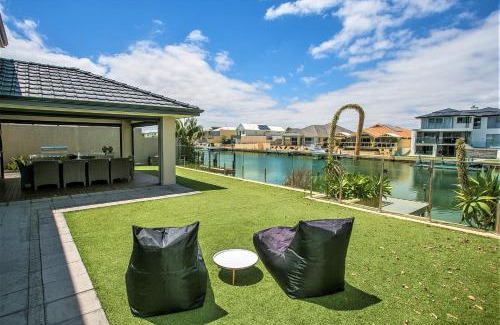 Dudley Park Casa | CHILLAX HOUSE - Luxury, Canals, Jetty, Family Friendly - Sleeps 14 in Style!