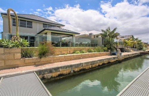 Dudley Park Casa | CHILLAX HOUSE - Luxury, Canals, Jetty, Family Friendly - Sleeps 14 in Style!
