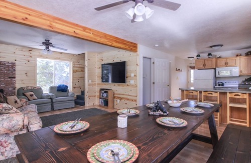 Meadow View Heights Cabina | ¡Cabina de montaña espaciosa, rodeada de la belleza de la naturaleza! Acurrúcate con tus seres queridos alrededor del