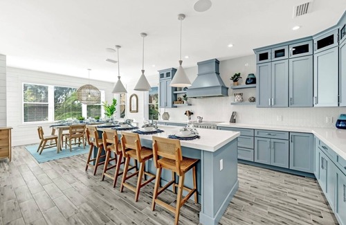 Bradenton Beach Casa | CHRISTMAS availability!Gorgeous 7 bedroom Beach house 2 minute walk to Beach!