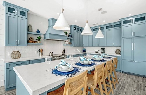 Bradenton Beach Casa | CHRISTMAS availability!Gorgeous 7 bedroom Beach house 2 minute walk to Beach!