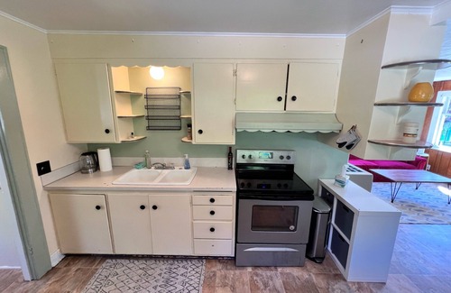 South Bellingham Cabaña | Chuckanut Creek Cottage / Natural & Bright