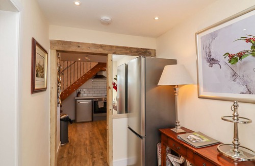 Loversall Casa | CHURCH VIEW COTTAGE, pet friendly, with hot tub in Doncaster