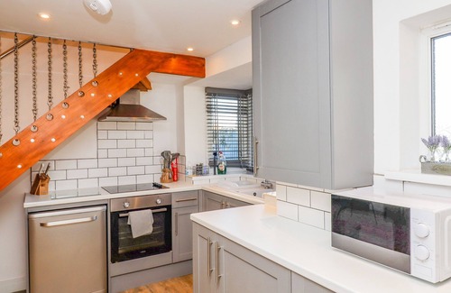 Loversall Casa | CHURCH VIEW COTTAGE, pet friendly, with hot tub in Doncaster