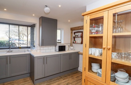 Loversall Casa | CHURCH VIEW COTTAGE, pet friendly, with hot tub in Doncaster