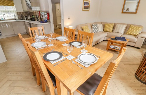 Bourton Cabaña | Church View