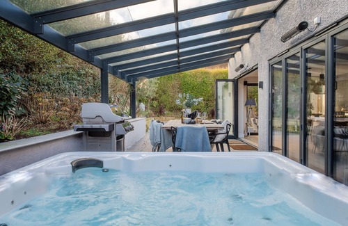 Carbis Bay Casa | Chy An Eglos - A superb refurbished holiday home with a fantastic entertainment area, swimming pool
