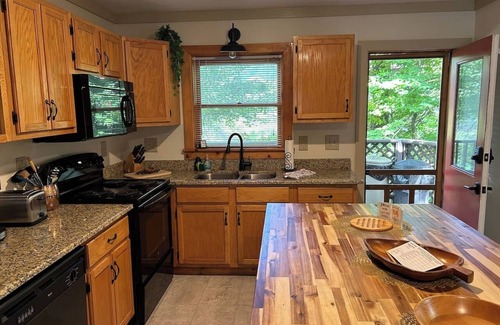 Maggie Valley Casa | Cierra Falls Lodge-Creekside Retreat w/Views! Pet Friendly and Easy Access