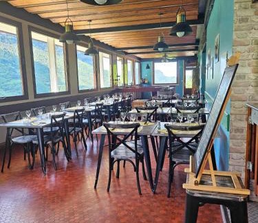 Echevis Hotel | Cinéma, Chambre Privée Au Le Refuge Du Phoenix