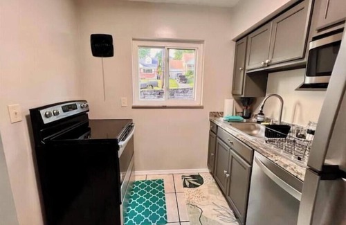 West Price Hill Apartamento | Turquoise Tranquility 2 Bedroom Apartment 13 Minutes to Downtown