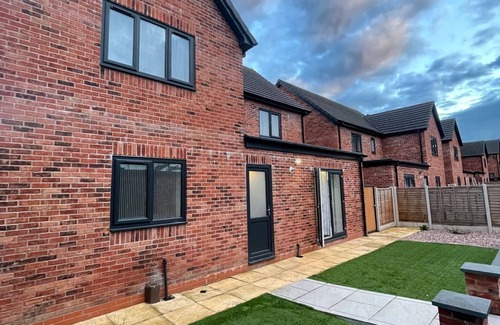 Tunstall Casa | Citrine Suite 4 Bed House in Stoke on Trent