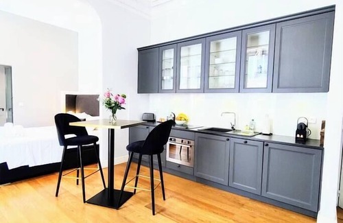 Lepante Quarter Apartamento | City Center, chic studio for 2-4, balcony, AC