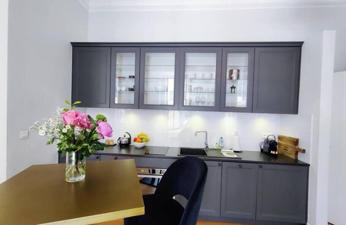 Lepante Quarter Apartamento | City Center, chic studio for 2-4, balcony, AC