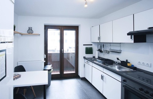 Neue Vorstadt Apartamento | City location 4 rooms 7 Beds Balcony Netflix INET