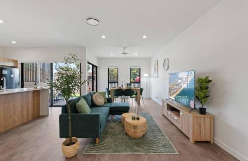 Capalaba Casa | City Oasis Brand New 4BR with Parking and Steps to Shops