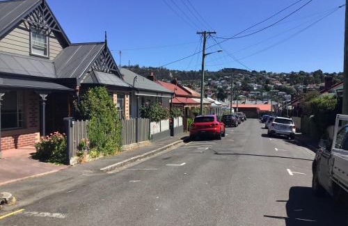 Launceston CBD Casa | City townhouse walking distance to city