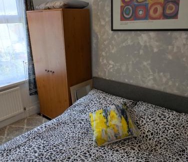 Kettering Casa | City Vacations Kettering free WiFi for ' Short & Long stays ' Shared bathroom & Shared Kitchen Double room for 1 - 2 Adults