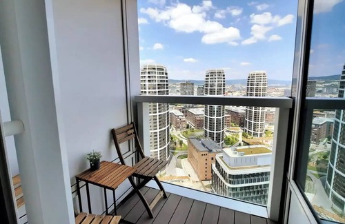 Old Town Apartamento | City view from 27th floor, free parking, keyless