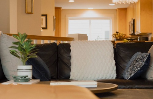 Fremont Villa | City Views Backyard Rooftop Walk to Food & Shops