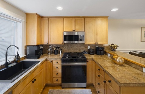 Fremont Villa | City Views Backyard Rooftop Walk to Food & Shops