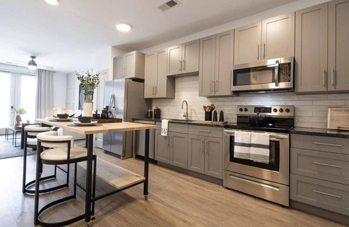 East Walnut HIlls Apartamento | City Views & Style—Cincy Condo by Hot Spots