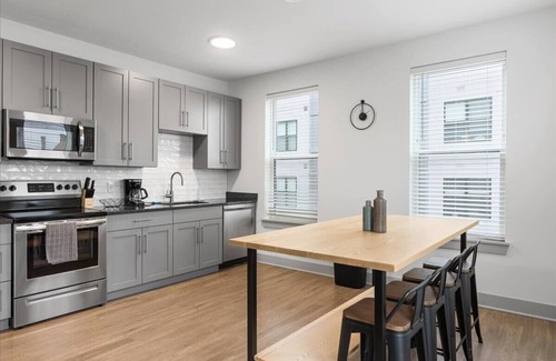East Walnut HIlls Apartamento | City Views & Style—Cincy Condo by Hot Spots