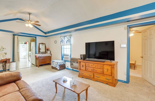 Stanton Cabaña | Clanton Cottage w/ Charcoal Grill & Porch!
