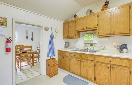 Stanton Cabaña | Clanton Cottage w/ Charcoal Grill & Porch!