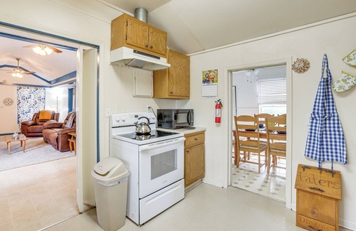 Stanton Cabaña | Clanton Cottage w/ Charcoal Grill & Porch!