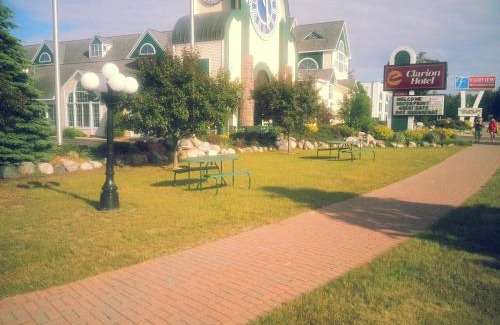 Mackinaw City Hotel | Clarion Hotel Mackinaw City Beachfront