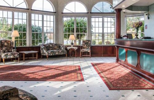 Mackinaw City Hotel | Clarion Hotel Mackinaw City Beachfront