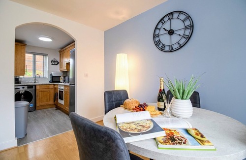 Milton Malsor Apartamento | Classic and Charming 2-bed Apt w/Parking and SkyTV