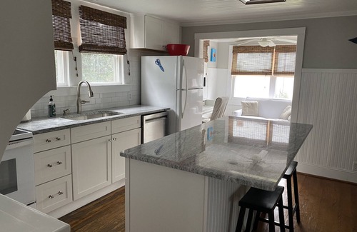 Morehead City Casa | Bungalow clásico con vistas al agua, se admiten perros y 3 cuadras a pie del centro